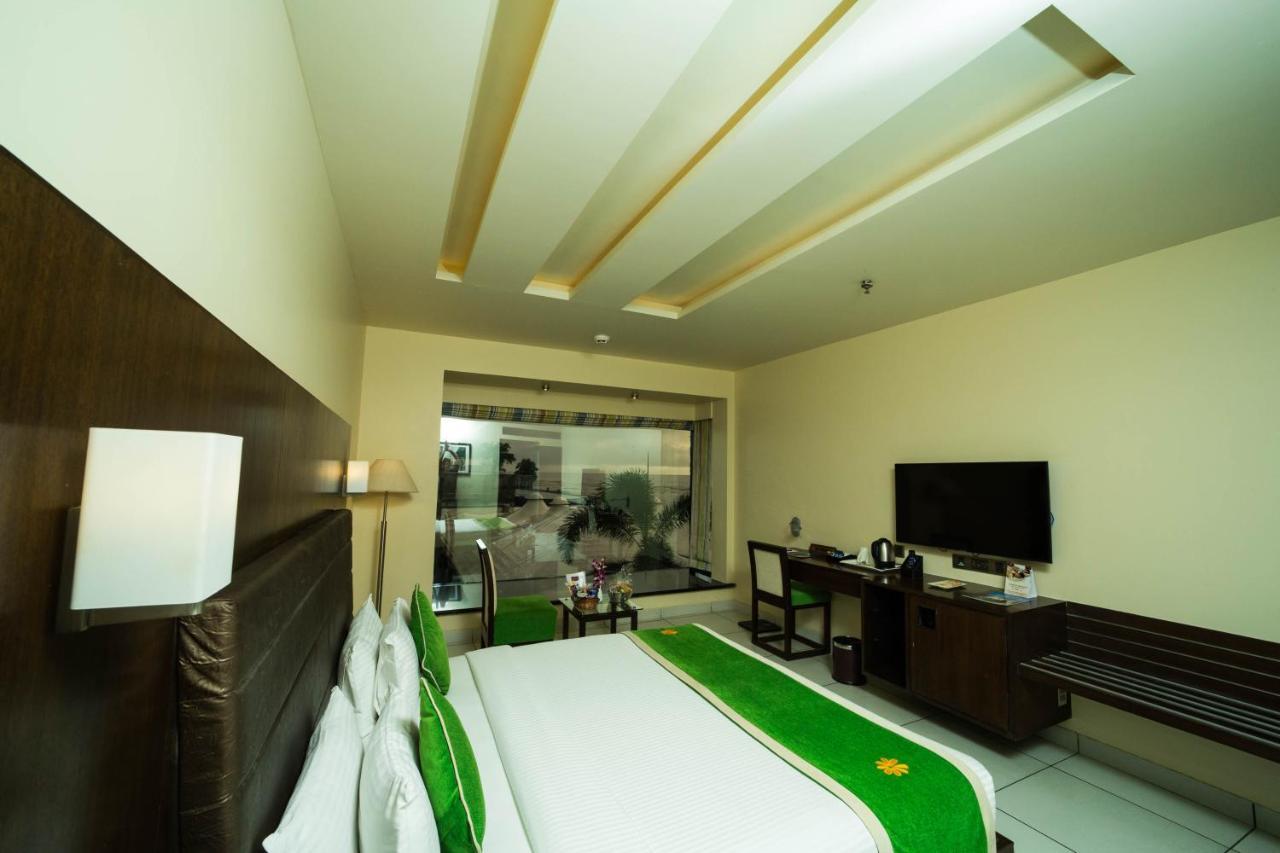 The Gold Beach Resort Daman Buitenkant foto