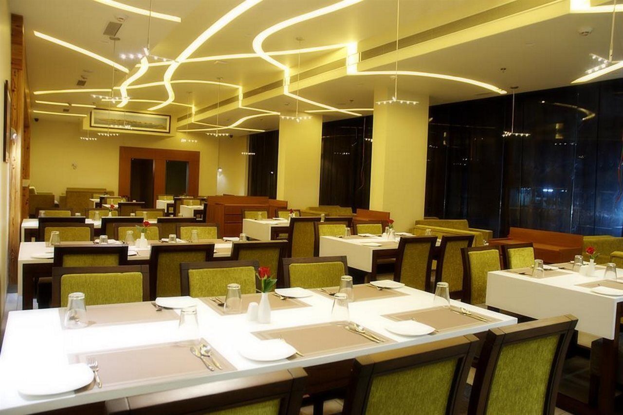The Gold Beach Resort Daman Buitenkant foto