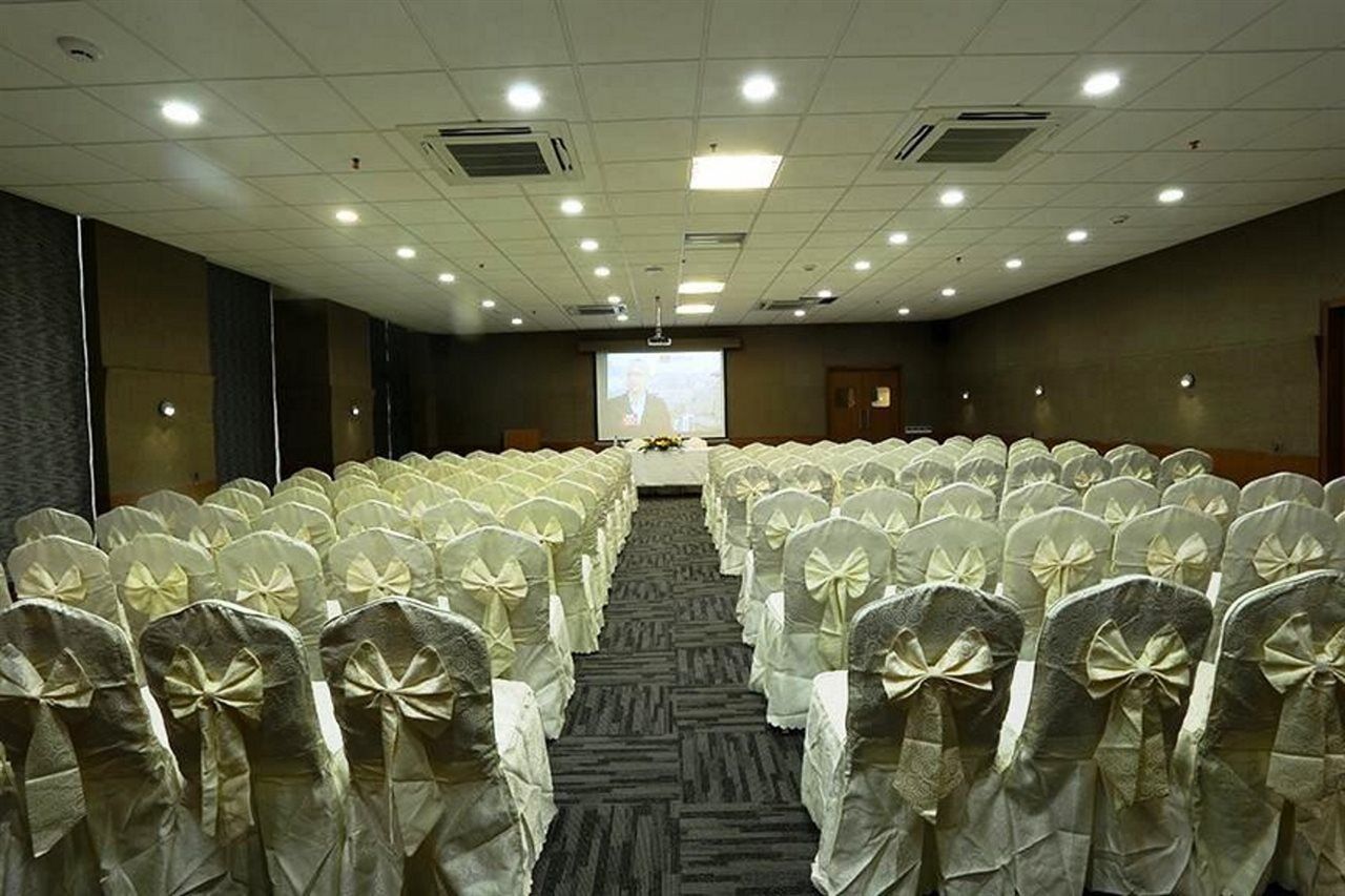 The Gold Beach Resort Daman Buitenkant foto