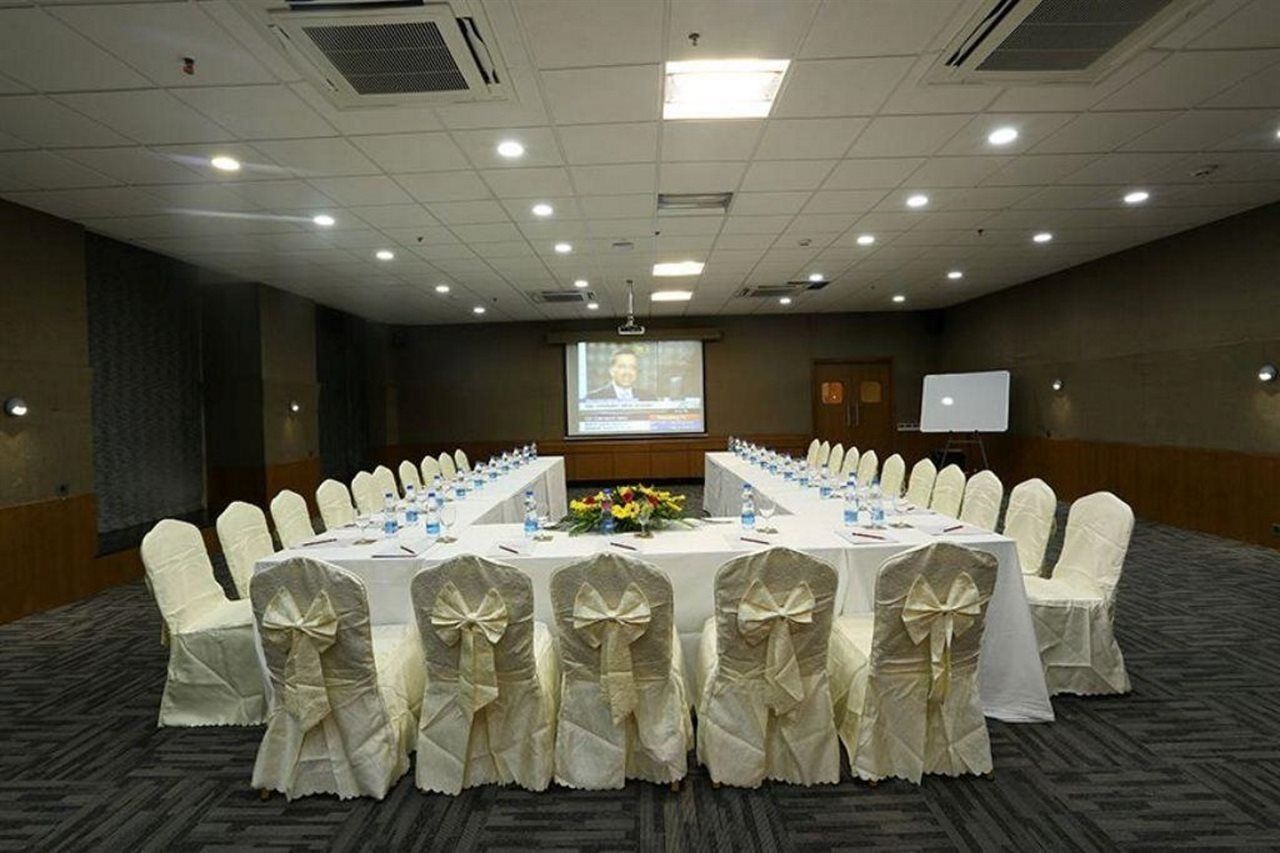 The Gold Beach Resort Daman Buitenkant foto