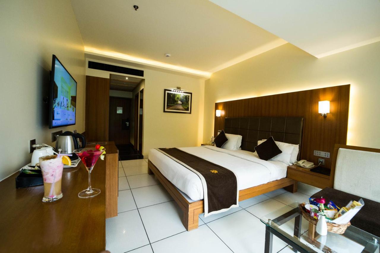 The Gold Beach Resort Daman Buitenkant foto