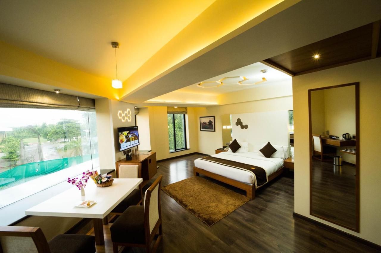The Gold Beach Resort Daman Buitenkant foto