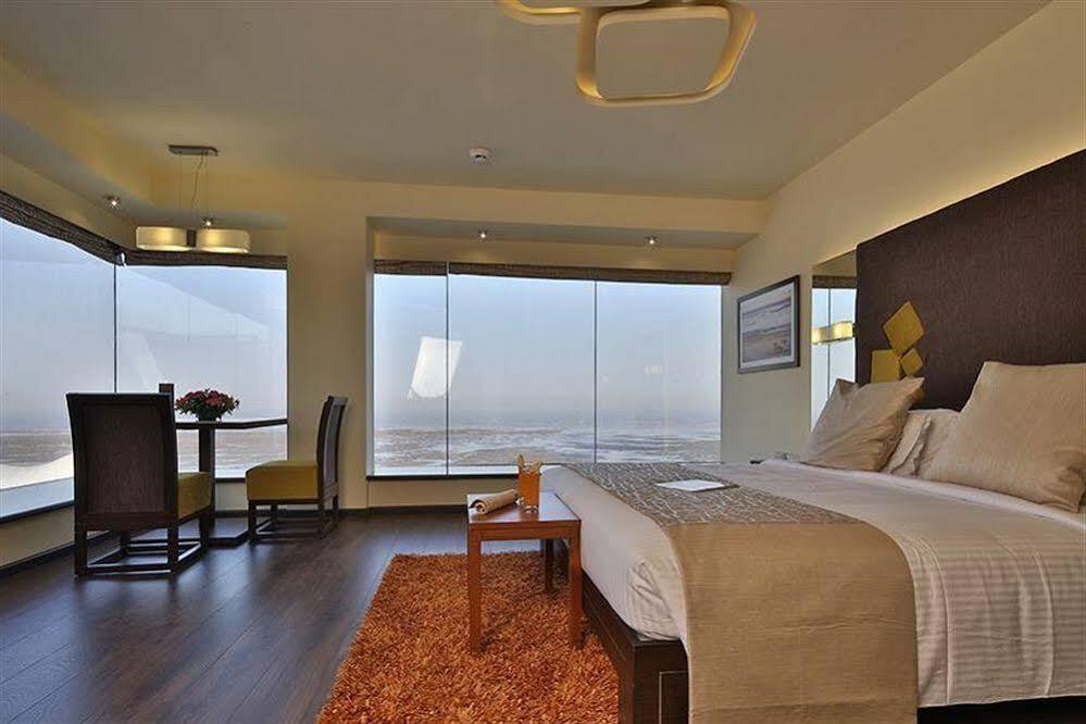 The Gold Beach Resort Daman Buitenkant foto